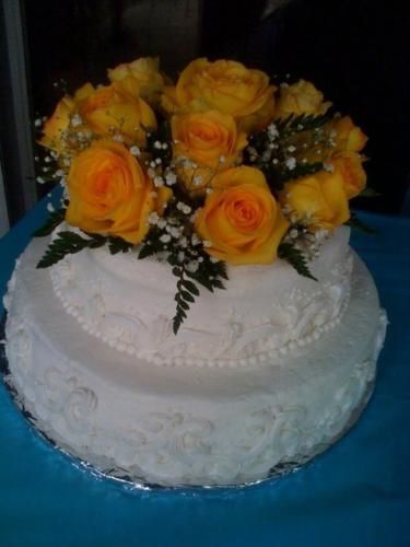 2 layer cake with roses